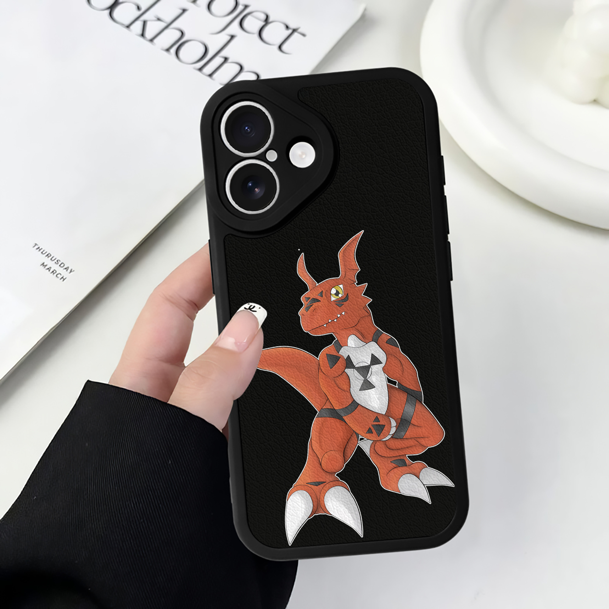 （画像用） Digimon デジタルモンスター/デジモン 【iPhone 16シリーズ対応】シリコンスマホケース（レザー調） 材質：シリコン